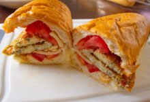 البيض المقلي مع جبنة الموزاريلا