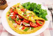 أومليت بالخضار والجبن