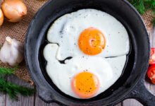 قلي البيض بدون أن يلتصق