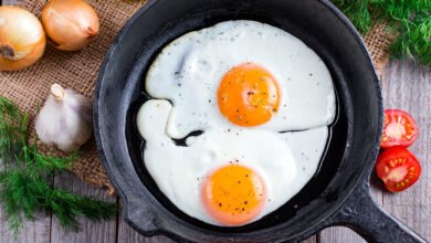 قلي البيض بدون أن يلتصق