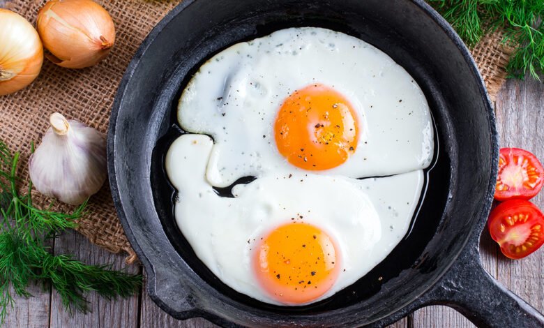 قلي البيض بدون أن يلتصق