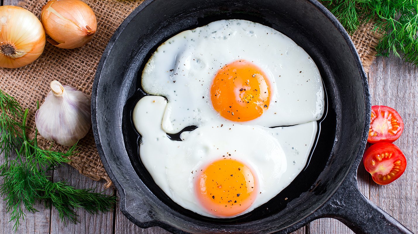 قلي البيض بدون أن يلتصق