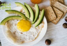 بيض مع أفوكادو للسحور