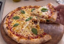 طريقة عمل بيتزا المارغريتا الإيطالية